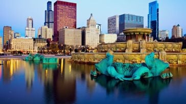 buckingham fountain in downtown chicago